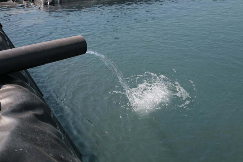 Het vullen met water uit de bron